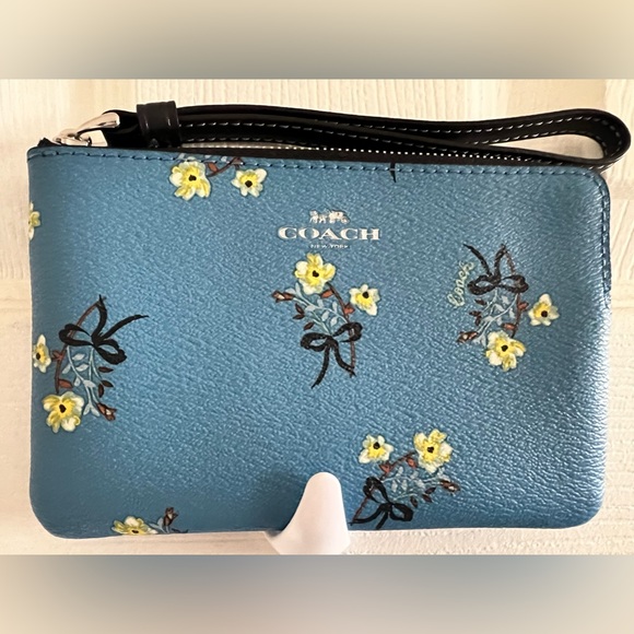 NWOT Coach Flower 🌼 Print Wristlet with black strap and two card slots inside - Picture 1 of 9